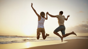 Den Sonnenuntergang mit dem Partner am Strand erleben. ©pixdeluxe – istockphoto.com