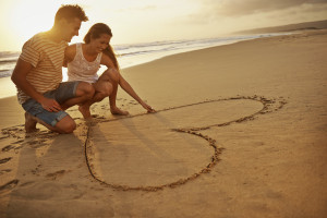 Die große Liebe als Herz in den Sand gemalt. ©pixdeluxe – istockphoto.com